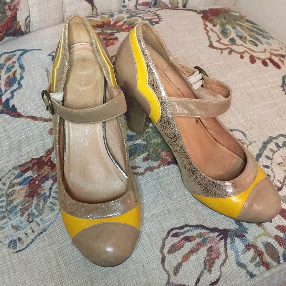 Aldo size 40 equal to 10 tan, gold, yellow heels